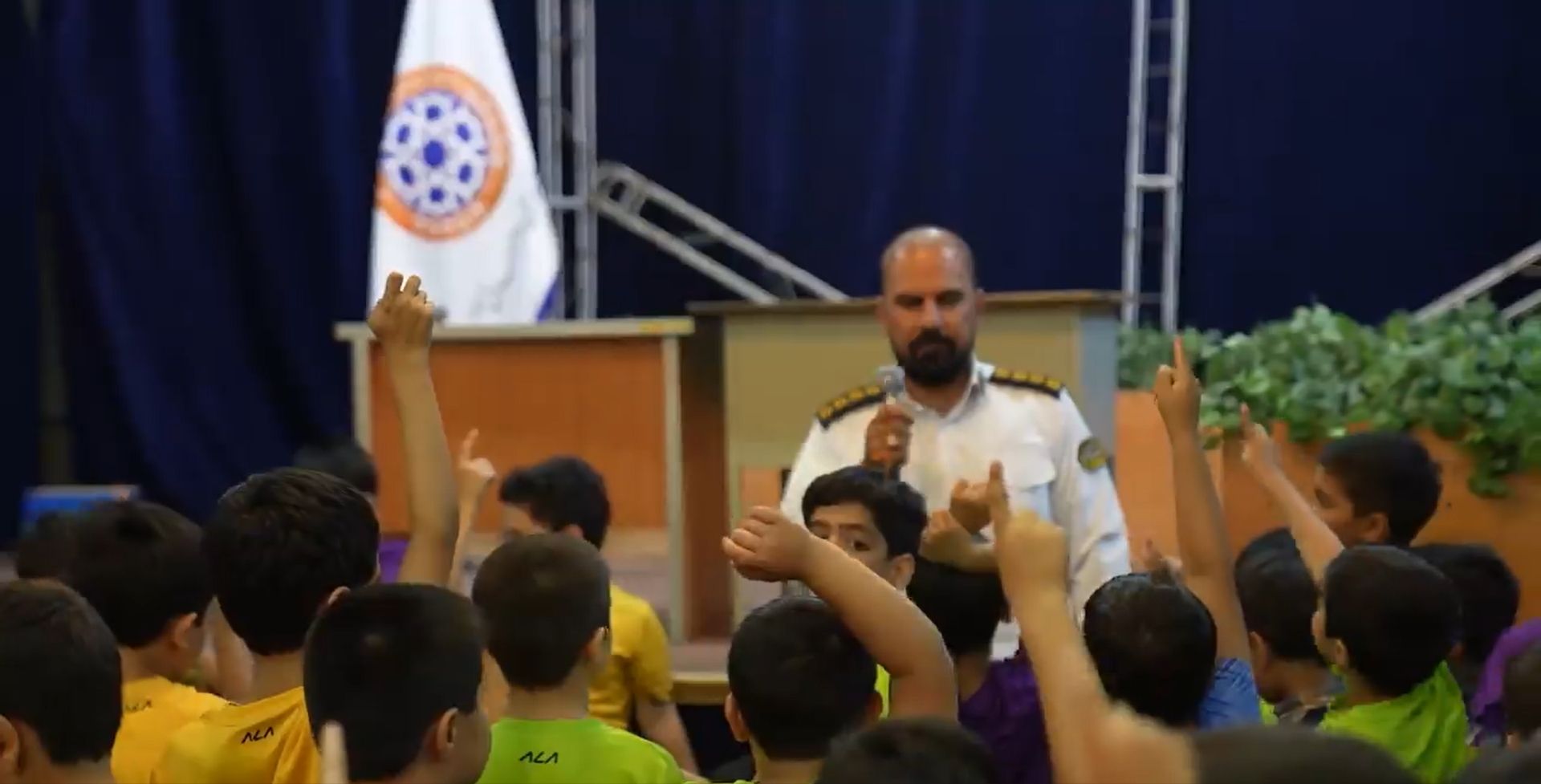 نمایش عروسکی با حضور پلیس 