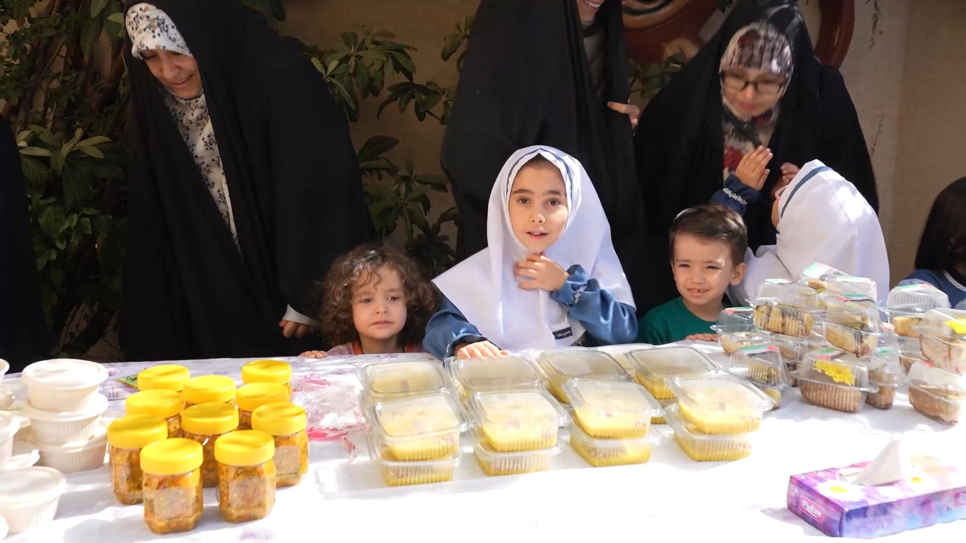 فروش غذا و کمک به مردم غزه