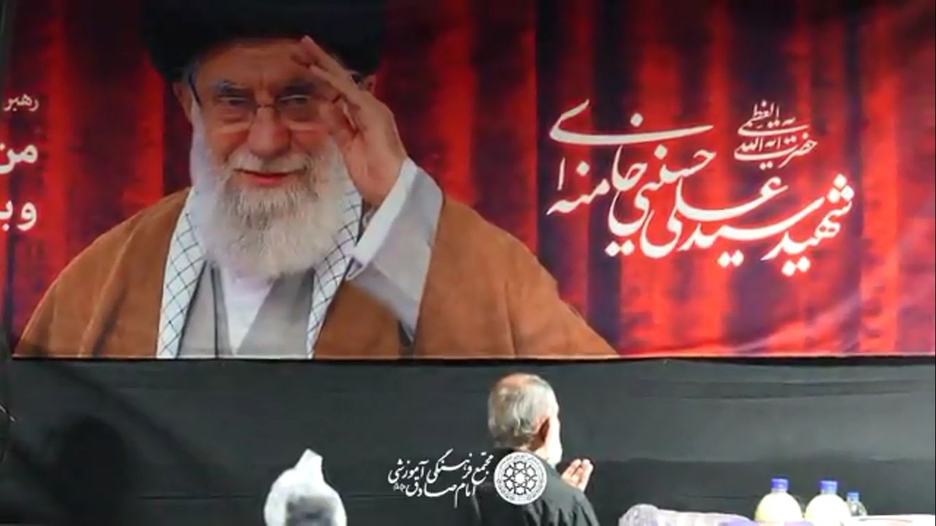 لحظاتی از انتظار زائران برای ورود به مصلی 