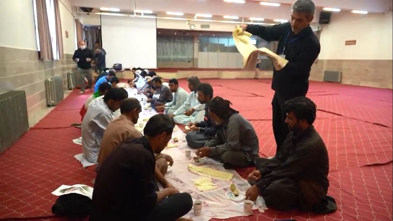 گوشه‌هایی از خدمت‌رسانی به زائران بدرقه امامِ شهید در مدارس امام صادق علیه‌السلام 